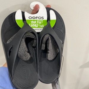 !!NWT!! Oofos Thong Sandals